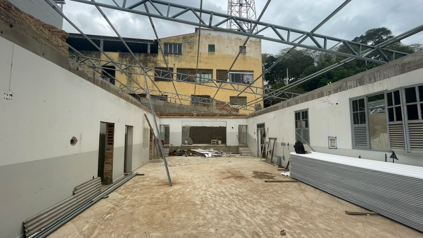 Imagem da notícia: Prefeitura avança com obras de reforma e adequação da futura Casa da Cultura de Barra de São Francisco