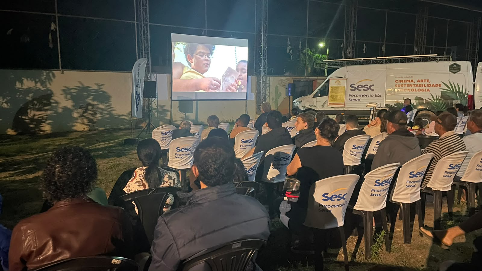 Imagem da notícia: CineSesc Itinerante leva sessões gratuitas de cinema à comunidade de Santo Antônio