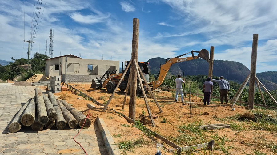 Imagem da notícia: Construção de quiosque turístico na Torre de TV avança em Barra de São Francisco