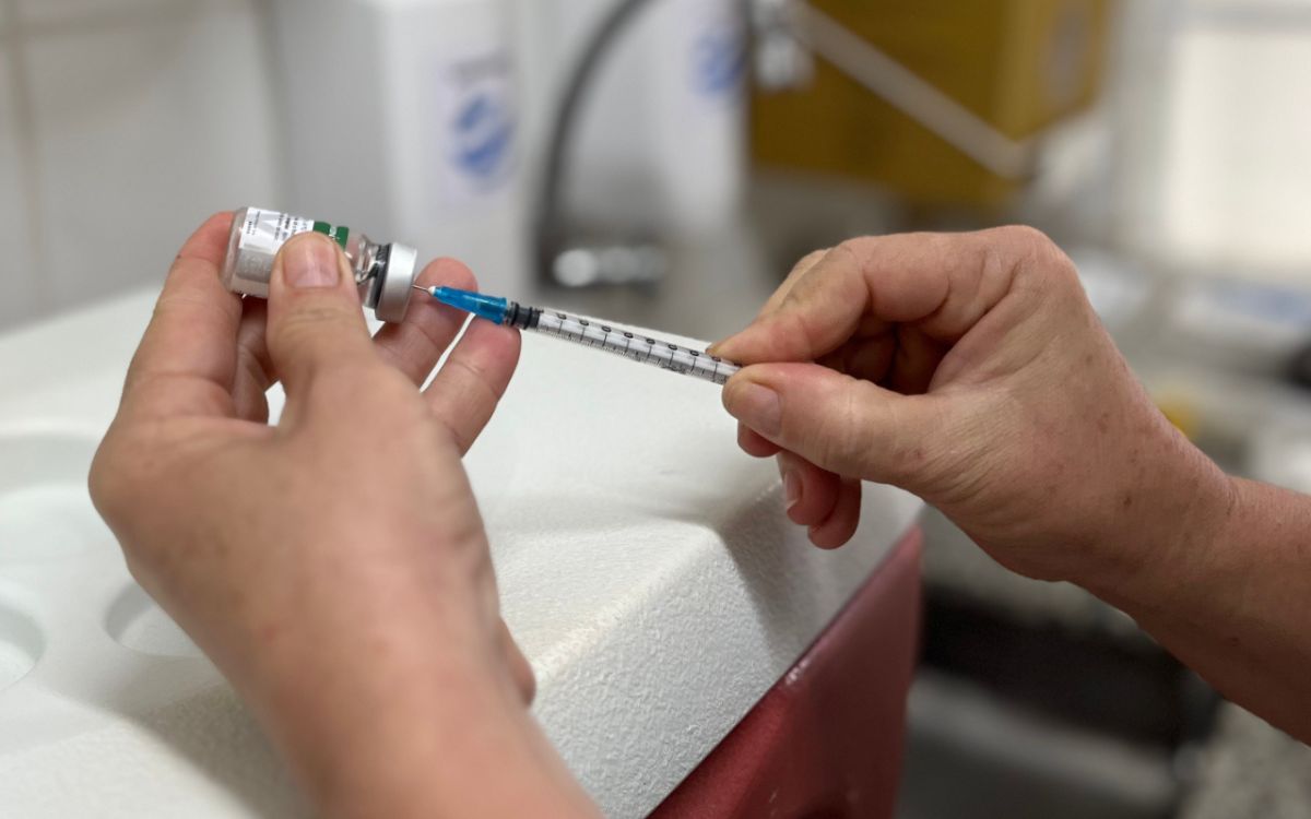 Imagem da notícia: Barra de São Francisco garante 98 doses da vacina Pneumo 20 para pacientes com silicose e trabalhadores expostos a poeiras minerais