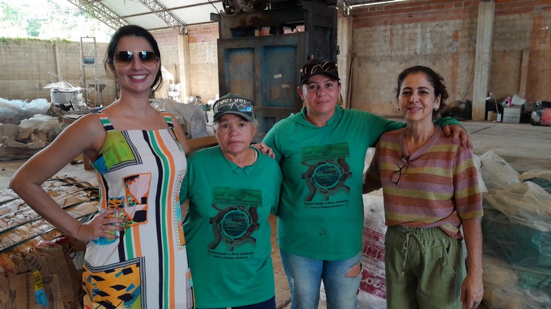 Dia Mundial da Reciclagem é celebrado com visita de Educadoras Ambientais à Associação de Catadores