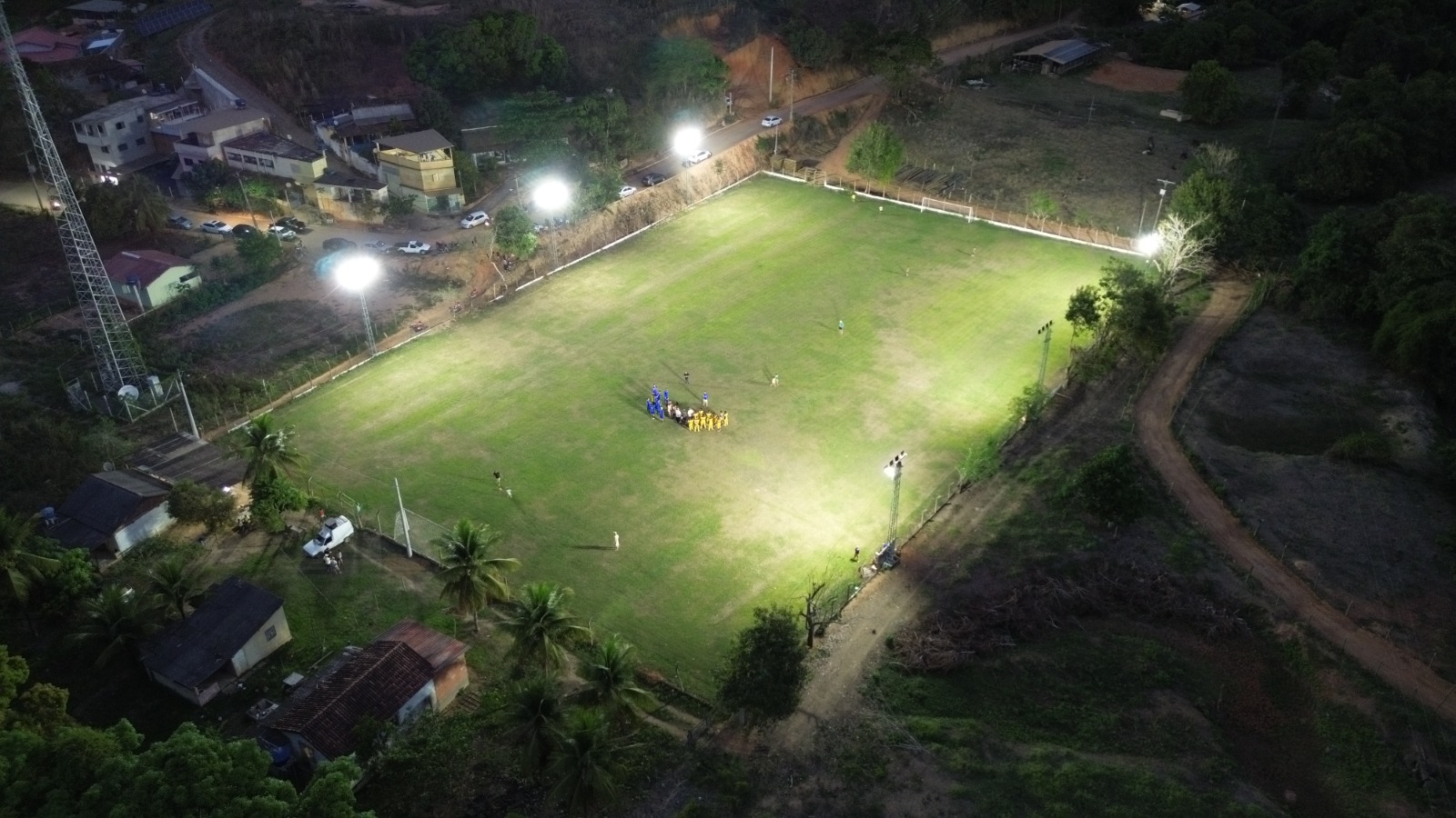 Imagem da notícia: Prefeitura entrega iluminação do campo de futebol do distrito Santo Antônio a comunidade esportiva
