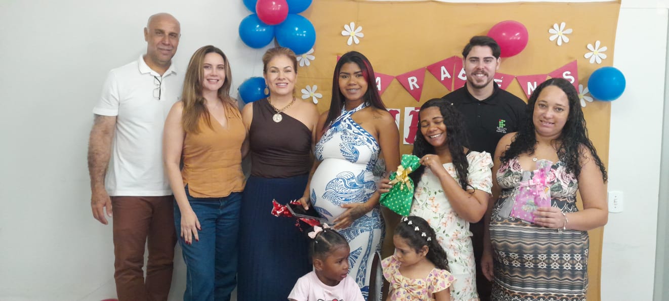 Imagem da notícia: Prefeitura entrega fotos do Projeto Retratos de Amor a gestantes atendidas pelo CRAS