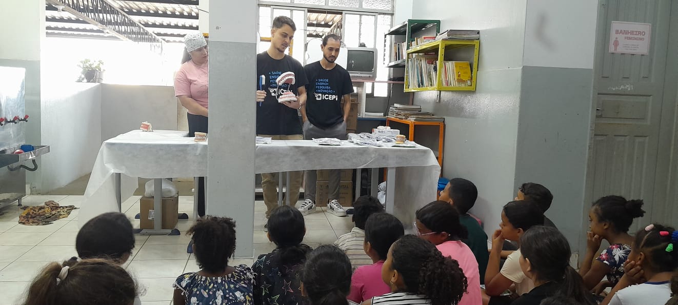 Imagem da notícia: Prefeitura promove palestra sobre higiene bucal e entrega kits para alunos da Escola Neuza Fernandes da Silva