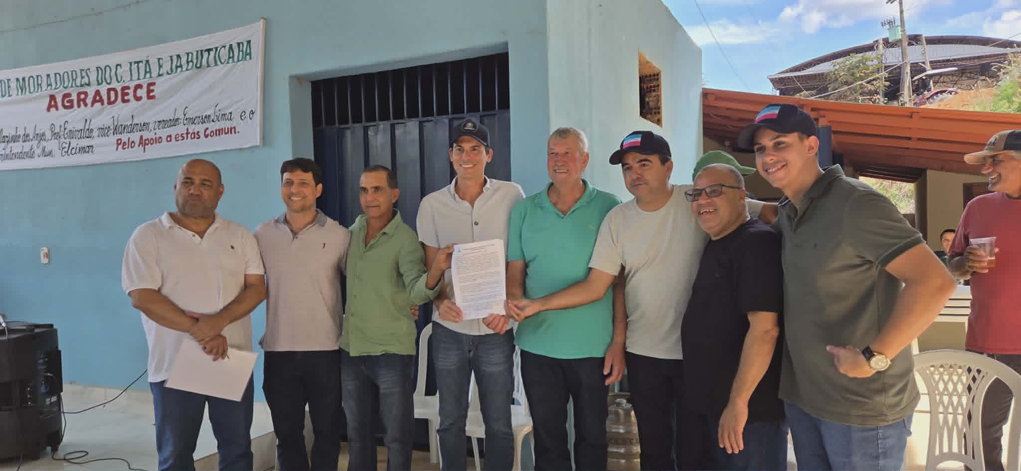 Imagem da notícia: Prefeitura entrega veículo zero quilômetro para associação rural do Córrego do Itá em Barra de São Francisco