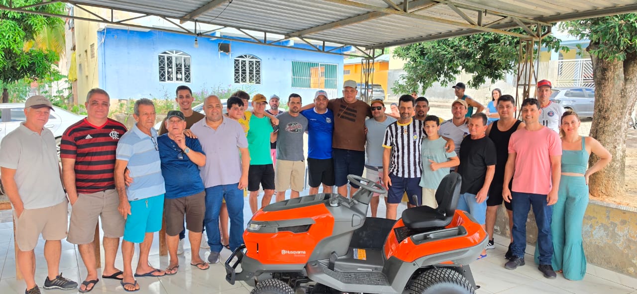 Imagem da notícia: Prefeitura entrega trator cortador de grama e reforça estrutura esportiva em Monte Senir