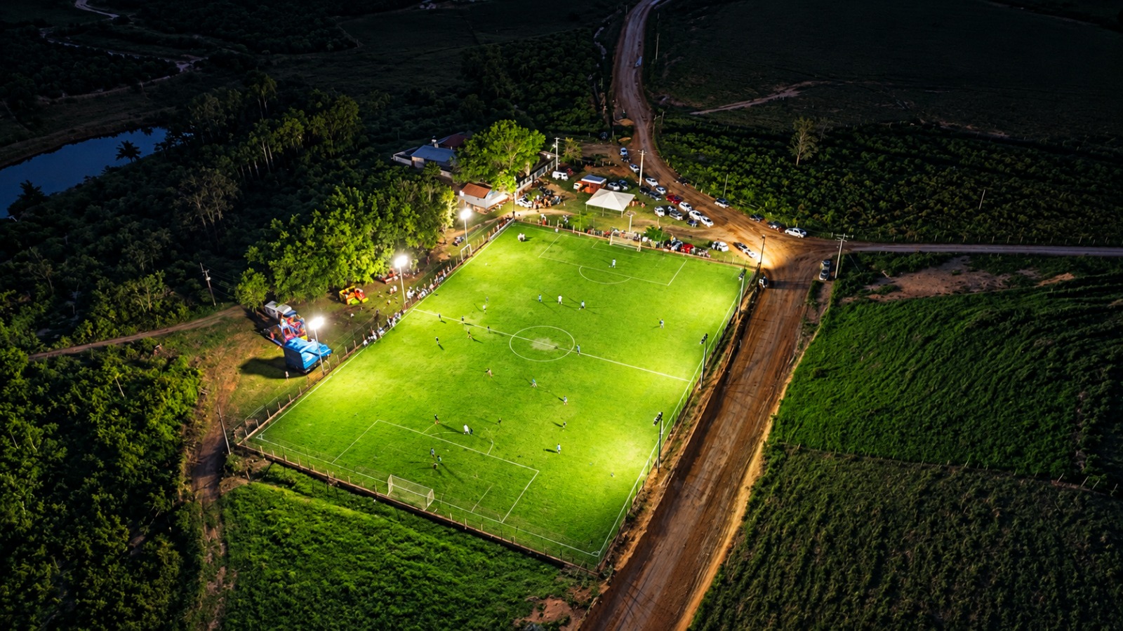 Imagem da notícia: Prefeitura ilumina dez campos de futebol em quase seis anos de gestão