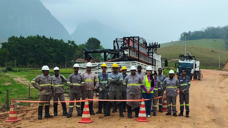 Imagem da notícia: Prefeitura inicia extensão da rede elétrica para campo de futebol no Barro Preto