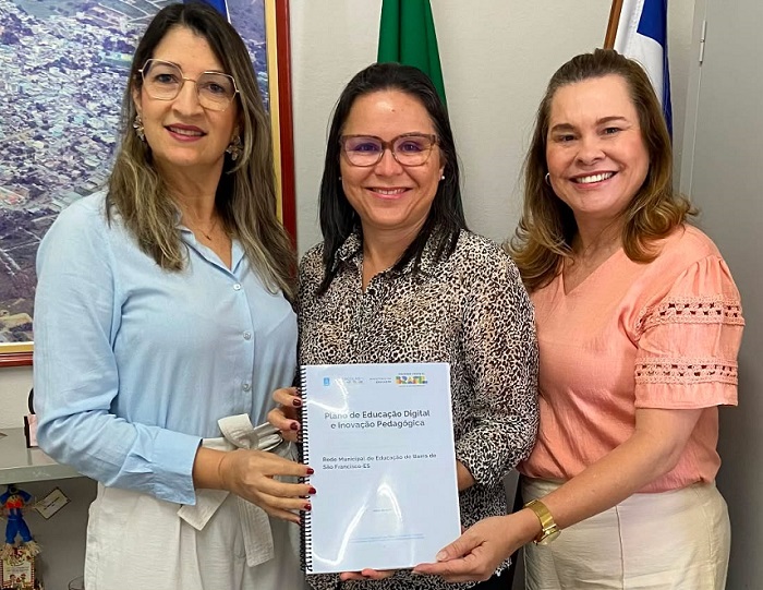 Imagem da notícia: Barra de São Francisco avança na Educação Conectada com entrega do Plano de Educação Digital e Inovação Pedagógica