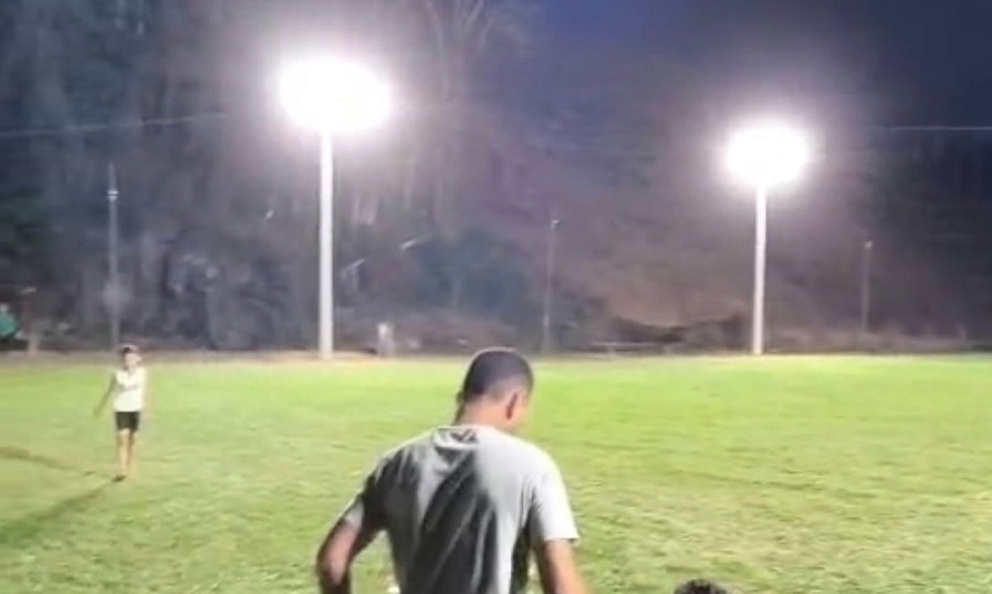 Imagem da notícia: Prefeitura ilumina campo Society de Palmital e amplia investimentos na infraestrutura esportiva