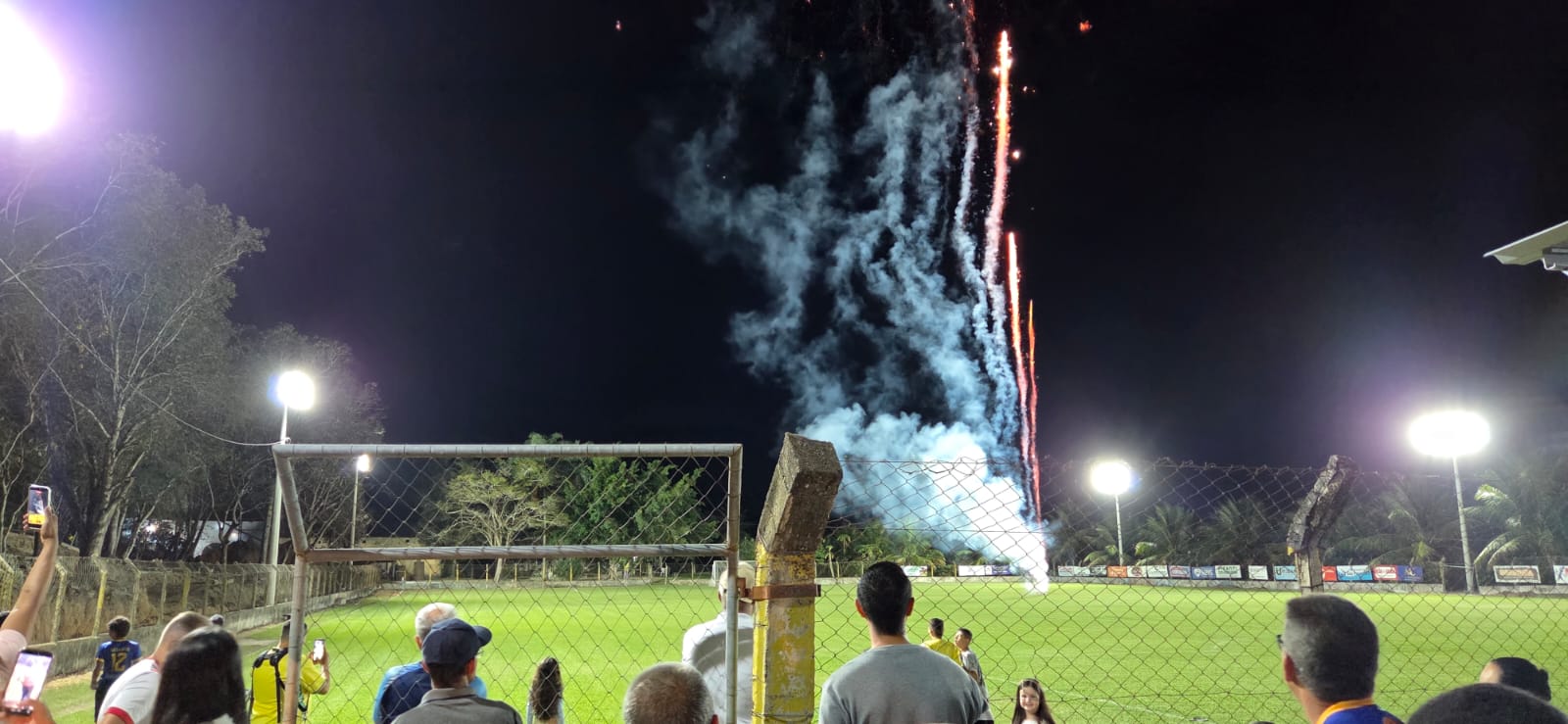Imagem da notícia: Prefeitura inaugura iluminação do campo do Vale Sete e amplia oportunidades para esporte e lazer no Valão Fundo