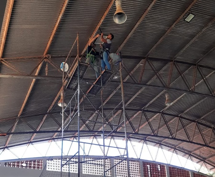 Imagem da notícia: Ginásio Antônio Valle recebe 14 novos refletores de LED