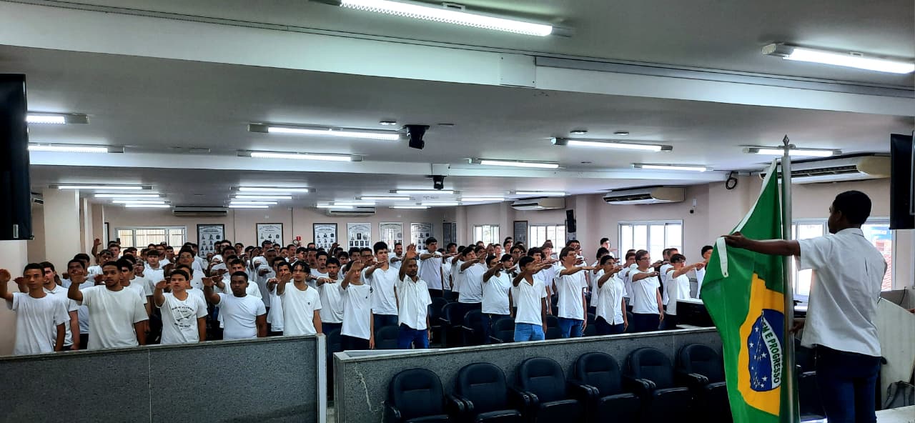Imagem da notícia: Juventude francisquense reafirma compromisso com a Pátria em emocionante cerimônia de Juramento à Bandeira