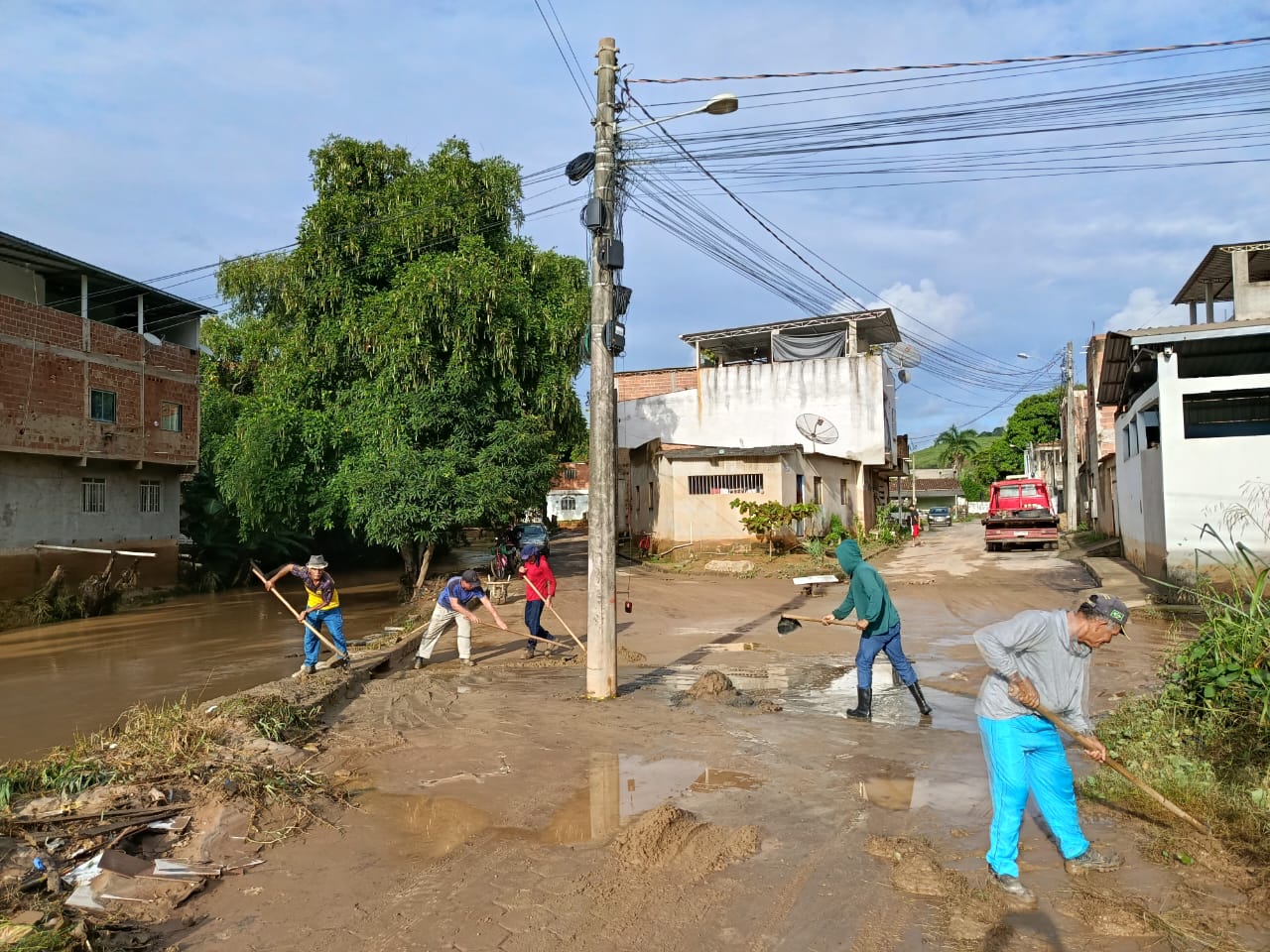 Imagem da notícia: Prefeitura realiza mutirão de limpeza nas áreas atingidas pelas chuvas em Barra de São Francisco