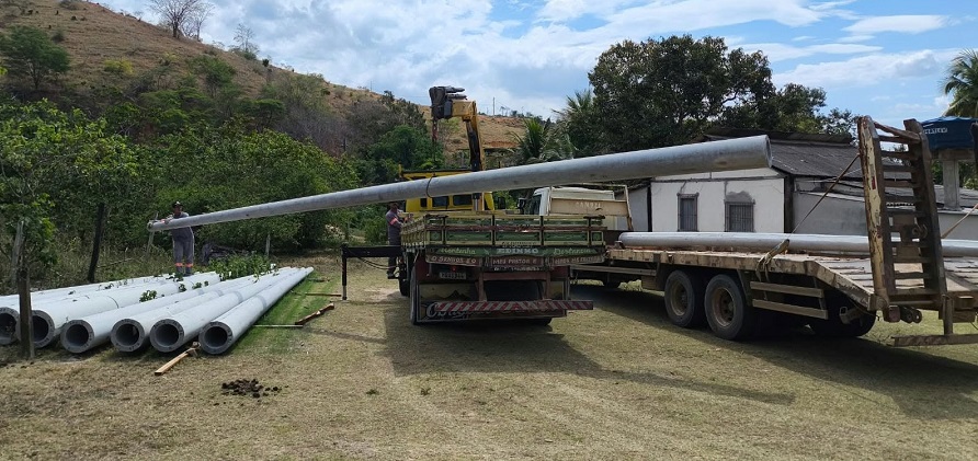 Campo de futebol do Barro Preto recebe obras de extensão da rede elétrica e implantação de iluminação