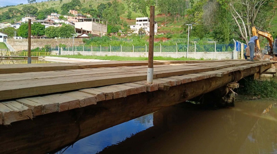 Imagem da notícia: Concluída a construção de nova ponte de madeira no bairro Vila Landinha