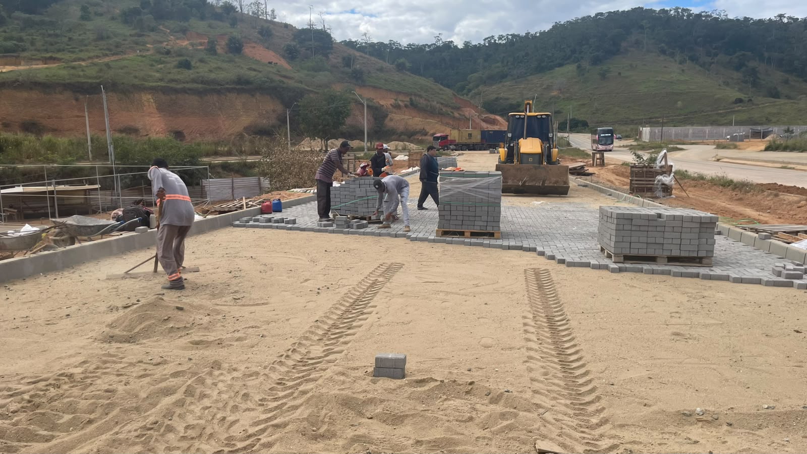 Imagem da notícia: Pavimentação da Rua Arlindo Valli entra na fase final e será entregue à comunidade nos próximos dias