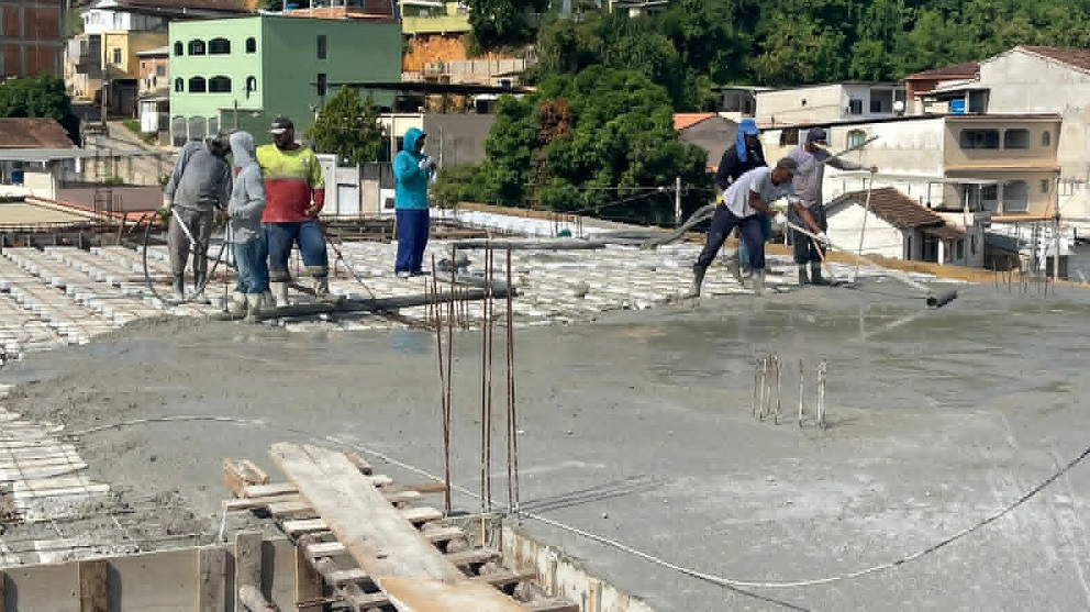 Imagem da notícia: Obras do Terminal Rodoviário avançam para penúltima etapa da laje do primeiro pavimento em Barra de São Francisco