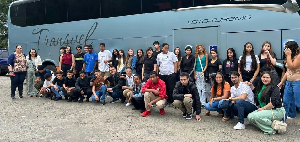 Imagem da notícia: Alunos da Escola Municipal João Bastos participam de visita pedagógica a pontos históricos e culturais do Espírito Santo