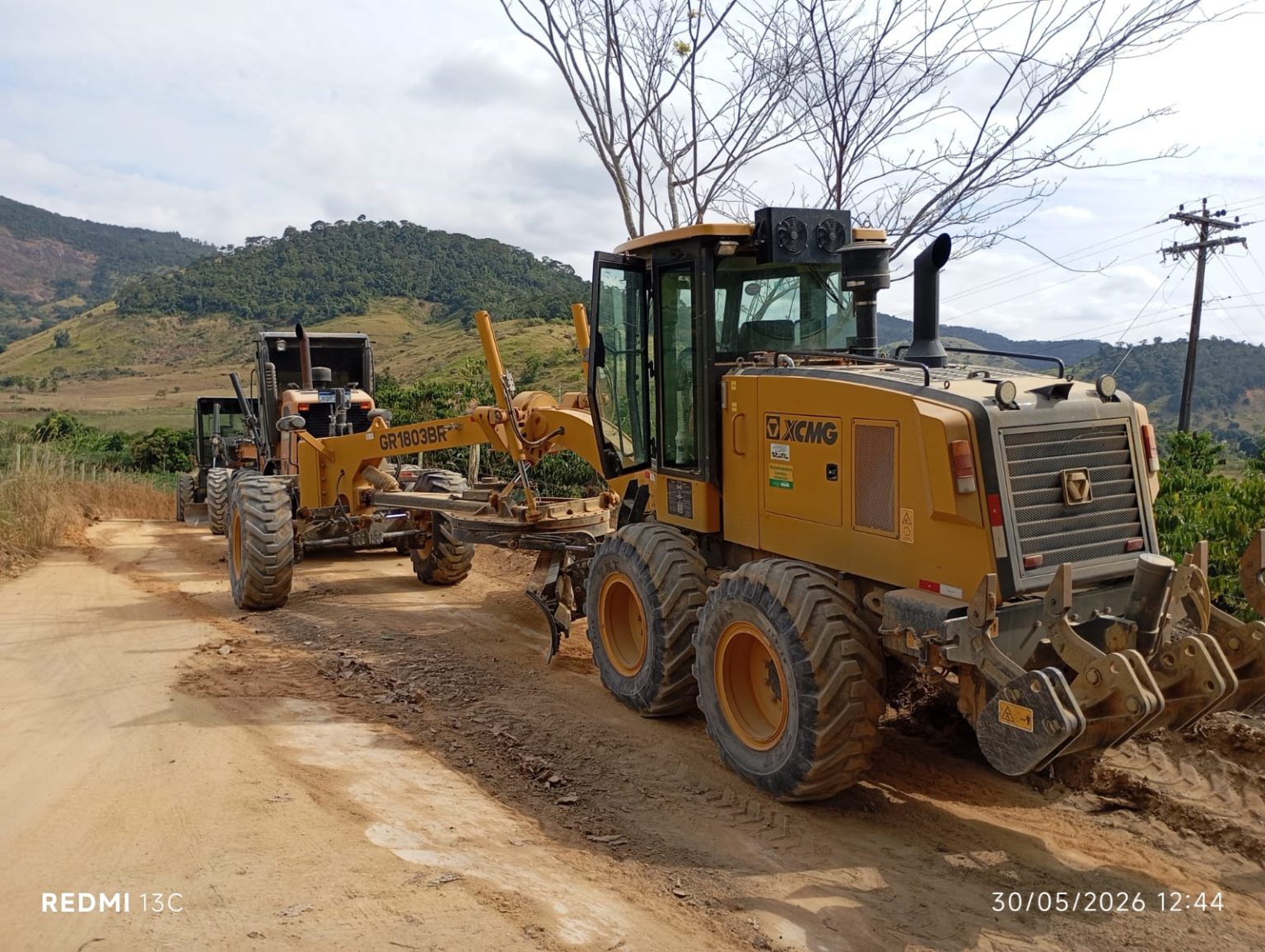 Imagem da notícia: Prefeitura intensifica patrolamento de estrada pela região do Córrego Santa Rosa em Vargem Alegre neste sábado e domingo