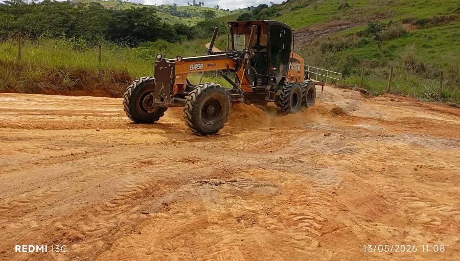 Imagem da notícia: Prefeitura realiza patrolamento de estrada pela região do Córrego Ponte Alta, Prosperidade e Itauninha