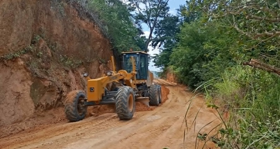 Imagem da notícia: Prefeitura realiza patrolamento de estrada no Córrego São Pedro em Barra de São Francisco