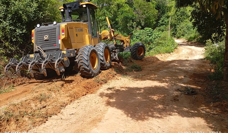 Imagem da notícia: Prefeitura realiza patrolamento de estrada da região de Roda D’água em Barra de São Francisco