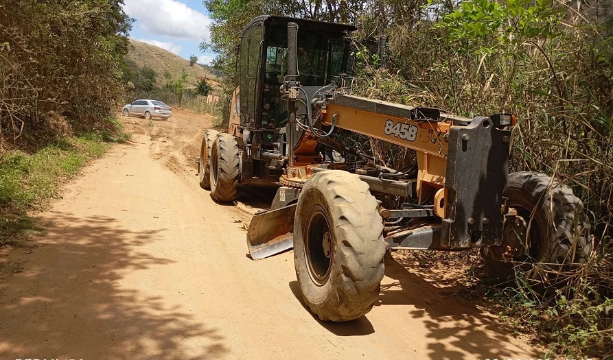 Imagem da notícia: Prefeitura realiza patrolamento de estrada pela região da Roda D’água e Córrego da Laje em Barra de São Francisco
