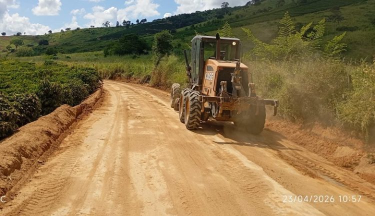 Imagem da notícia: Prefeitura realiza patrolamento de estrada de Vargem Grande de Itaúnas em Barra de São Francisco