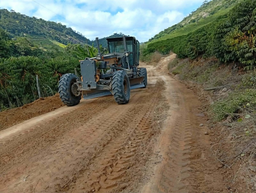 Imagem da notícia: Prefeitura realiza patrolamentos de estradas nos Córregos do Ouro e Sapucaia durante feriado e fim de semana