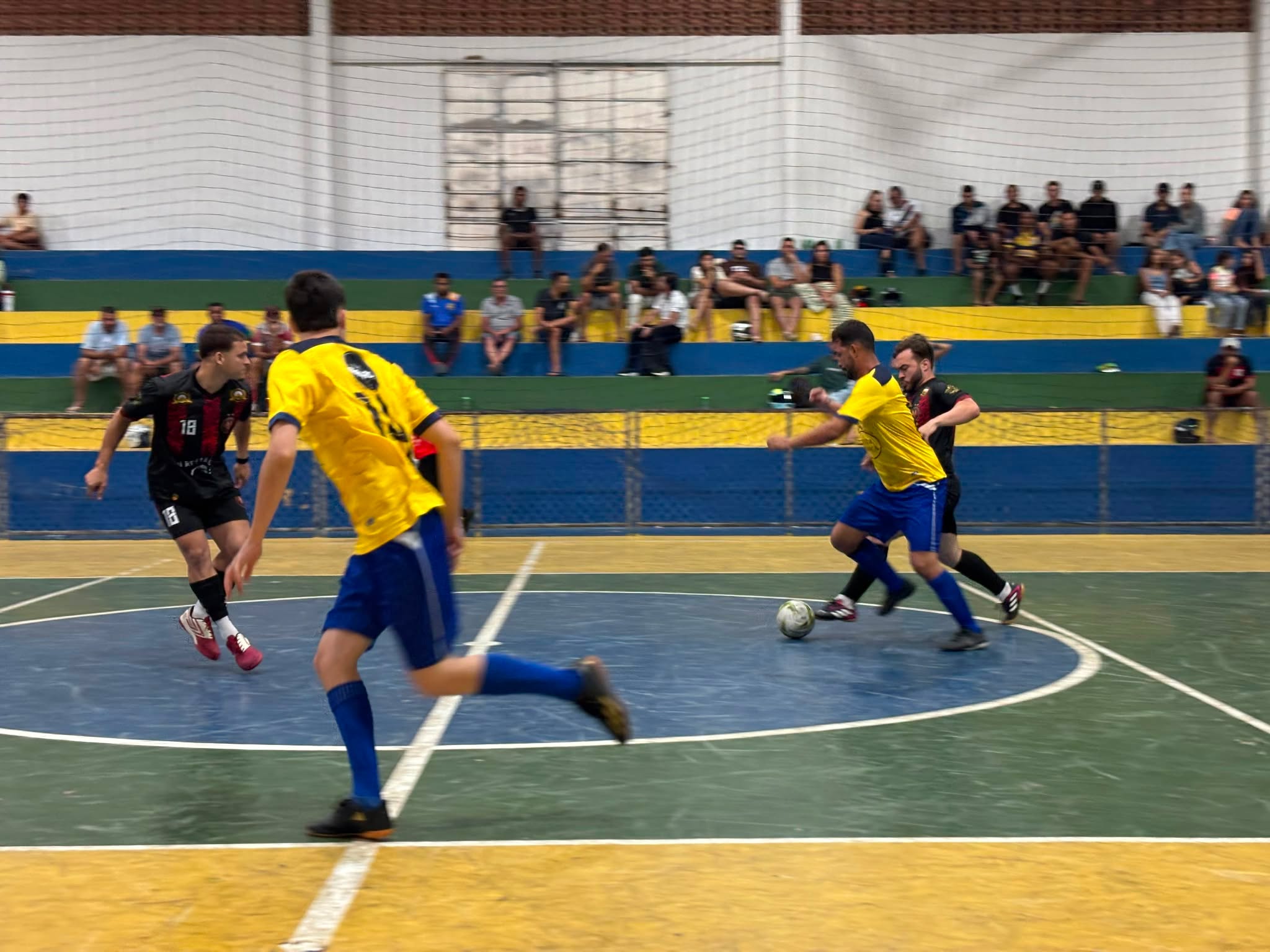 Imagem da notícia: Terceira rodada do Campeonato Perna de Pau de Futsal tem 27 gols e partidas com goleadas