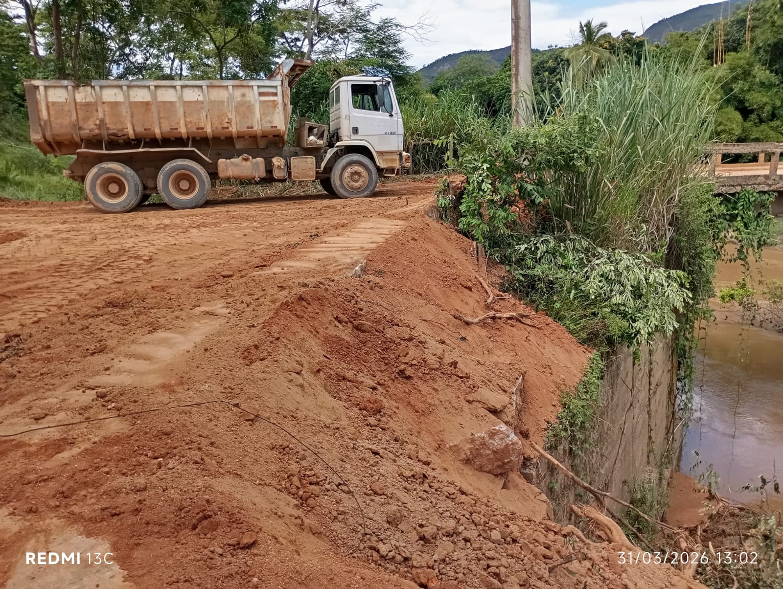 Imagem da notícia: Cabeceira de ponte em Vila Itaperuna é reconstruída e trânsito volta ao normal