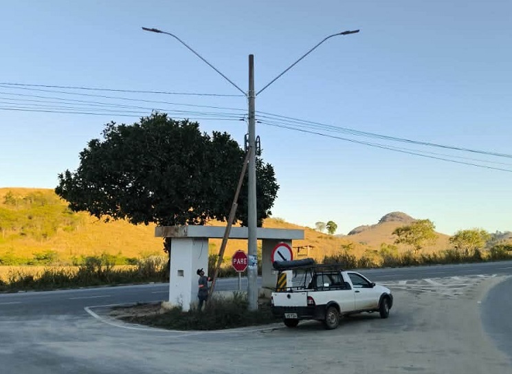 Imagem da notícia: Prefeitura instala iluminação em ponto de ônibus da comunidade de Secadeira e reforça segurança dos usuários