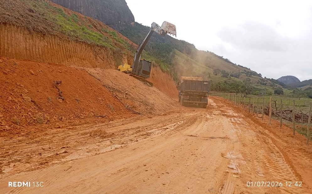 Imagem da notícia: Prefeitura avança na reabertura da estrada do Córrego Barro Preto e melhora acesso à comunidade rural