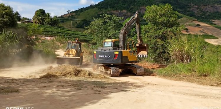 Imagem da notícia: Prefeitura inicia reabertura de estrada no Barro Preto, em Paulista