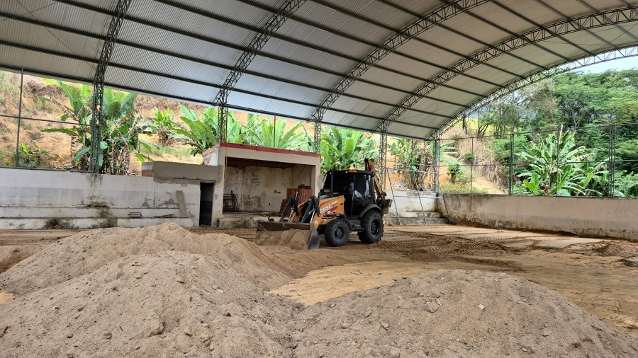 Imagem da notícia: Reforma da quadra de esportes do distrito de Monte Senir avança e amplia espaço de lazer para a comunidade
