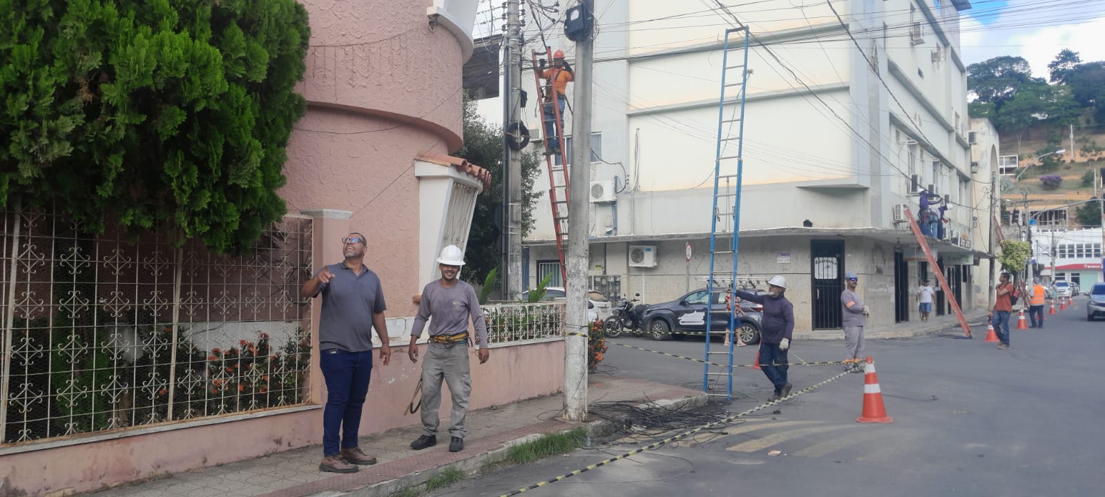 Imagem da notícia: Prefeitura inicia retirada de cabos obsoletos e melhora segurança e visual urbano no Centro de Barra de São Francisco