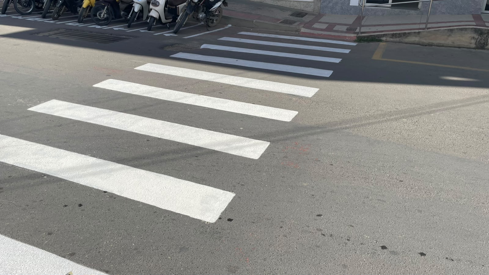 Imagem da notícia: Prefeitura intensifica serviços de sinalização viária em ruas e avenidas de Barra de São Francisco