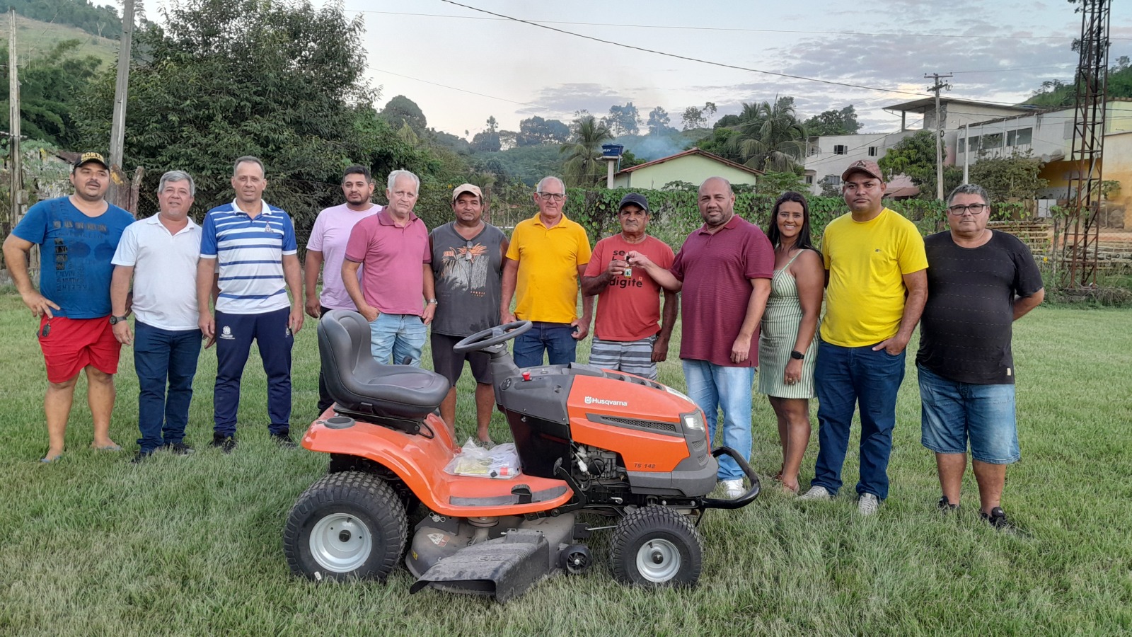 Imagem da notícia: Prefeitura entrega trator aparador de grama para a Associação de Córrego Aventureiro, no Distrito Santo Antônio