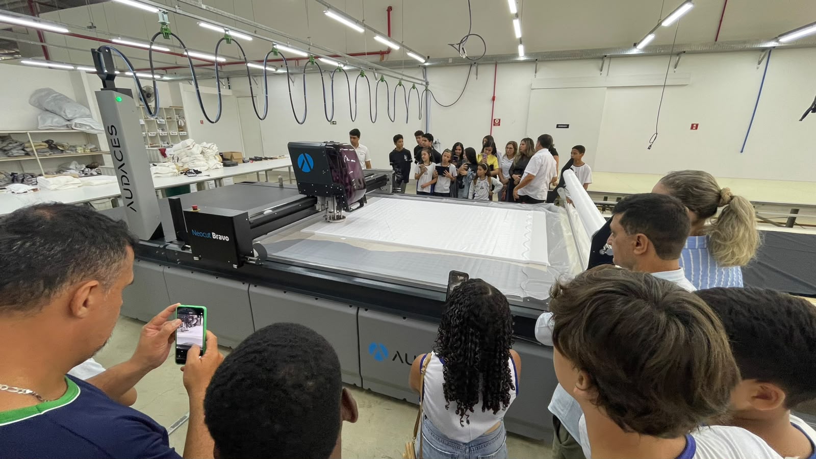 Imagem da notícia: Alunos da Escola de Vargem Alegre conhecem processo de produção da fábrica Rabbit durante visita técnica