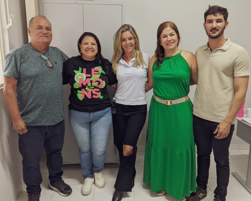Equipe da Secretaria de Trabalho, Assistência e Desenvolvimento Social visitando Barra de São Francisco e anunciando a premiação
