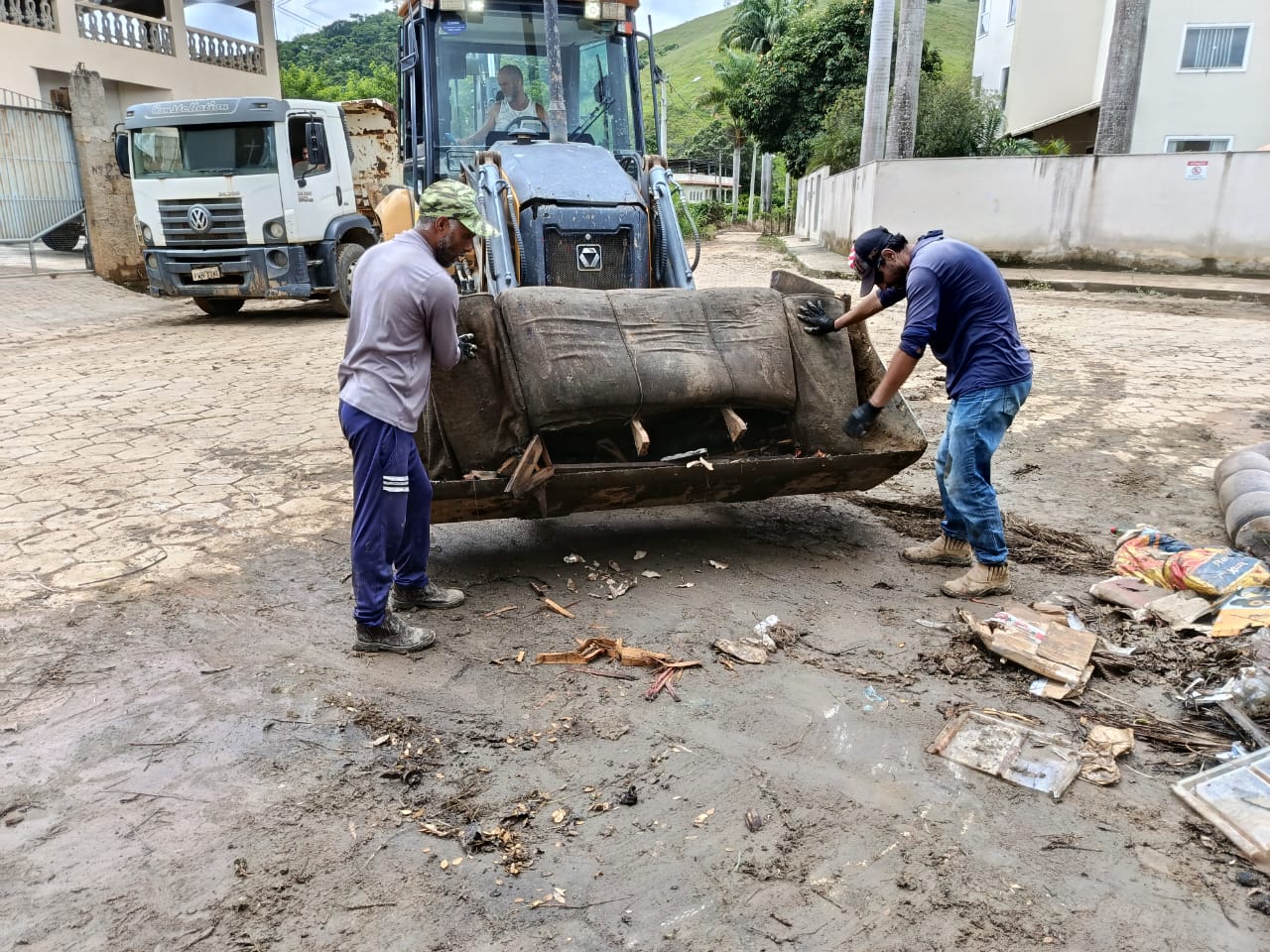 Imagem da notícia: Câmara aprova abono mensal para trabalhadores da limpeza urbana em Barra de São Francisco